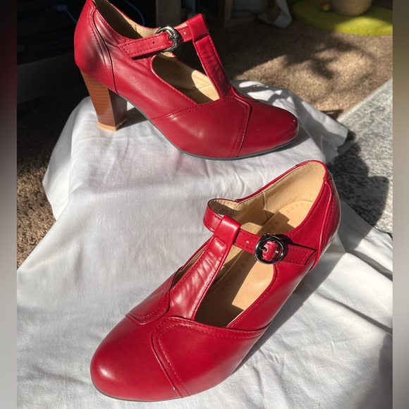 Red Close Toed High Heels 👠 - Picture 2 of 5
